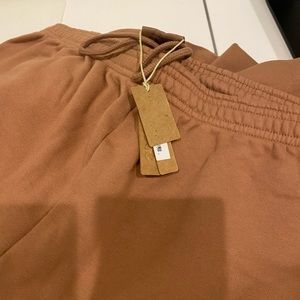 SKIMS outdoor fleece joggers size XL - tigers eye